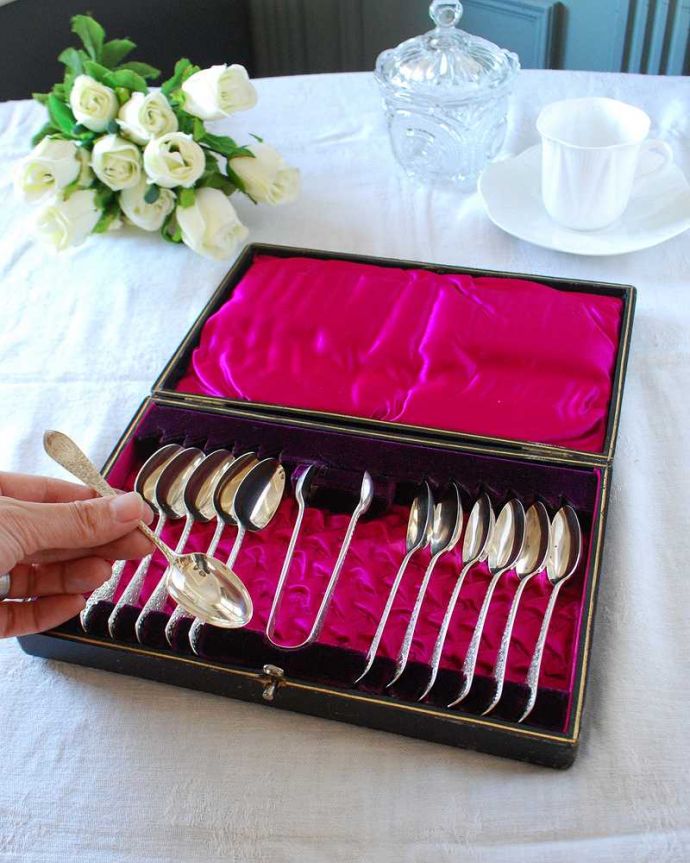 アンティーク シルバー製 アンティーク雑貨 草花模様の装飾が施された華やかなアンティークシルバースプーンセット(スターリングシルバー)。ちゃんと使えますアンティークシルバーの上品な輝きをお楽しみ下さい。(m-2481-z)