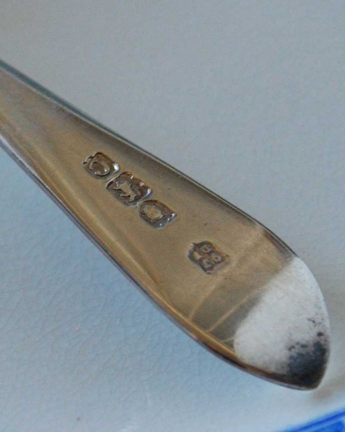 アンティーク シルバー製 アンティーク雑貨 草花模様の装飾が施された華やかなアンティークシルバースプーンセット(スターリングシルバー)。裏側には品質の証ホールマークが付いていました。(m-2481-z)