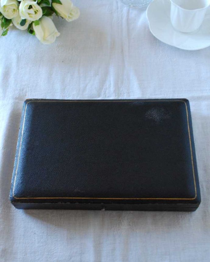 アンティーク シルバー製 アンティーク雑貨 草花模様の装飾が施された華やかなアンティークシルバースプーンセット(スターリングシルバー)。ケースを閉じたらこんな感じケースもセットでお届けします。(m-2481-z)