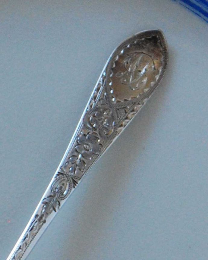 アンティーク シルバー製 アンティーク雑貨 草花模様の装飾が施された華やかなアンティークシルバースプーンセット(スターリングシルバー)。大切に受け継がれる本物の輝き細かい細工が施された英国を代表するアンティーク、シルバー製品。(m-2481-z)