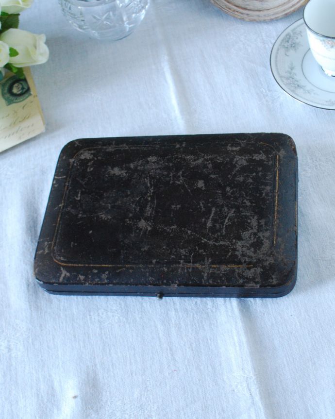 アンティーク シルバー製　アンティーク雑貨　英国の銀食器、アンティークシルバーカトラリーのスプーンセット（６本＋シュガートング/ケース付き）。ケースを閉じたらこんな感じケースもセットでお届けします。(m-2482-z)