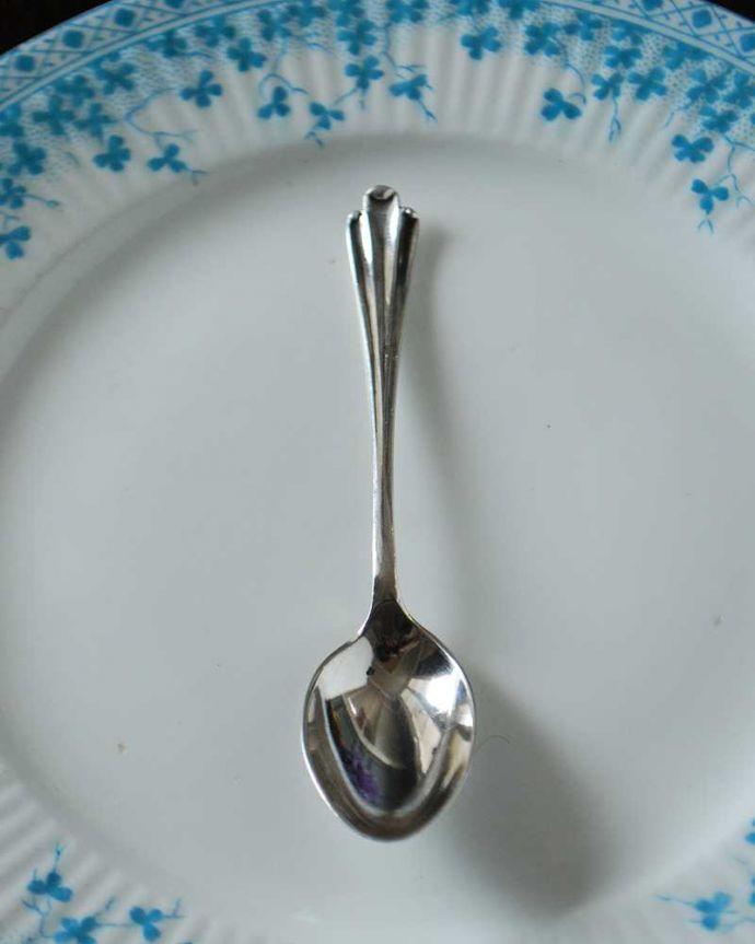 アンティーク シルバー製　アンティーク雑貨　英国アンティークの銀カトラリー、アールデコスタイルのシェフィールド製の純銀スプーン。上から見るとこんな形です本物のシルバーは口当たりが違います。(m-2488-z)