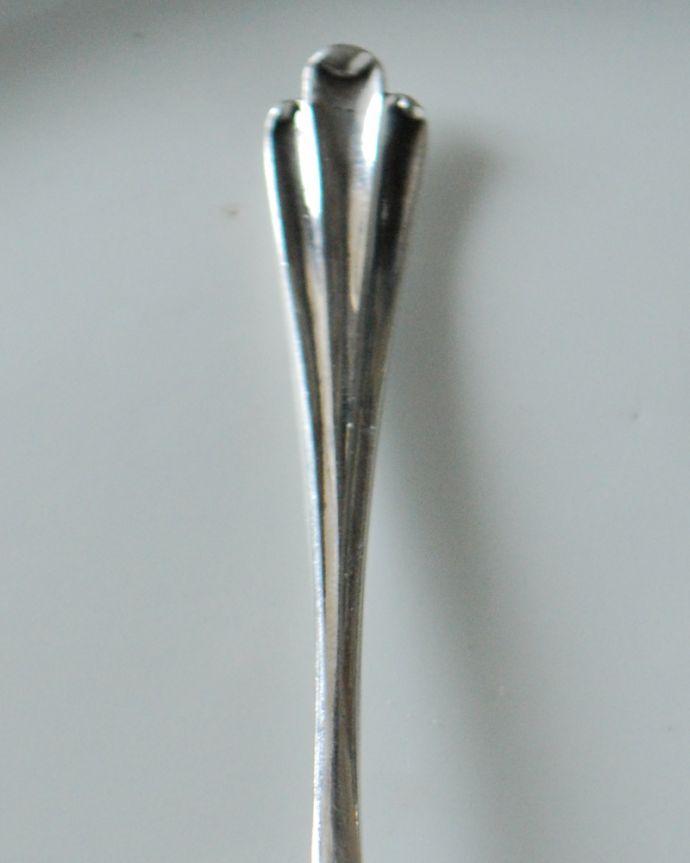 アンティーク シルバー製　アンティーク雑貨　英国アンティークの銀カトラリー、アールデコスタイルのシェフィールド製の純銀スプーン。大切に受け継がれる本物の輝き細かい細工が施された英国を代表するアンティーク、シルバー製品。(m-2488-z)