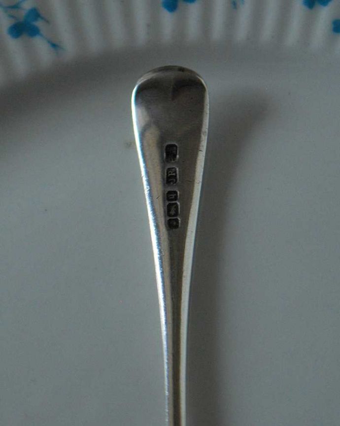 アンティーク シルバー製 アンティーク雑貨 イギリスの純銀製カトラリー、上品な植物模様が施されたアンティークシルバーのスプーン。裏側には品質の証ホールマークが付いていました。(m-2492-z)