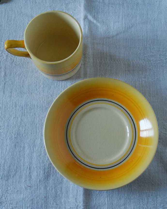 アンティーク 陶磁器の雑貨　アンティーク雑貨　グレイズポタリー（Gray's Pottery）のアンティークコーヒーカップ＆ソーサー。上から見るとこんな感じです状態のいいものだけを選んでいますが、アンティークなのでキズや欠けがある場合があります。(m-2512-z)