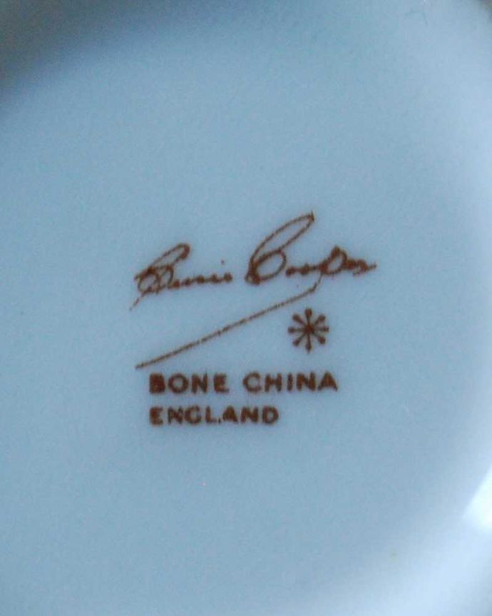 スージークーパー アンティーク雑貨 英国から届いたスージークーパーのレイズドスポット、グリーンが美しいデミタスカップ&ソーサー。裏側のバックスタンプ1951~66年3月製造のスージークーパ―ボーンチャイナイングランドで使われていたバックスタンプが押されています。(m-2517-z)