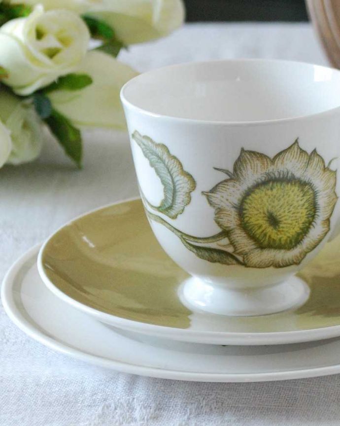 スージークーパー アンティーク雑貨 スージークーパーのアンティークカップ&ソーサートリオ、サンフラワー(Sunflower)。飾って使って楽しむ小さなアンティークアンティークでしか手に入れることが出来ない美しい模様のカップ&ソーサー。(m-2518-z)