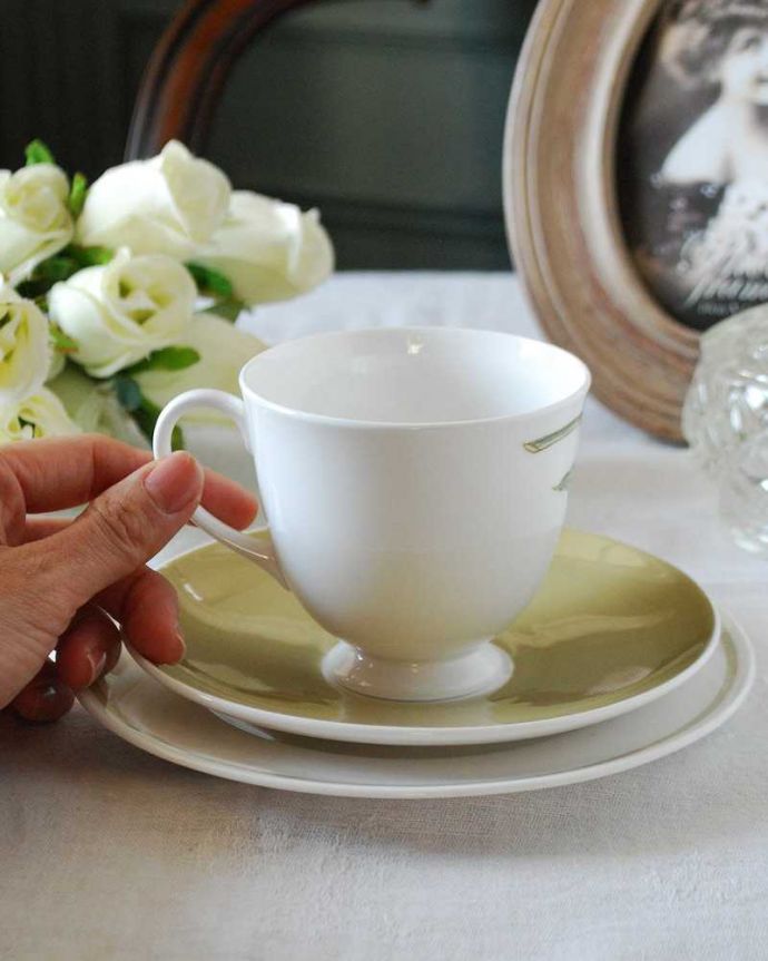 スージークーパー アンティーク雑貨 スージークーパーのアンティークカップ&ソーサートリオ、サンフラワー(Sunflower)。お茶の時間をもっと優雅に・・・眺めているだけじゃもったいないので、実用的に使って下さい。(m-2518-z)