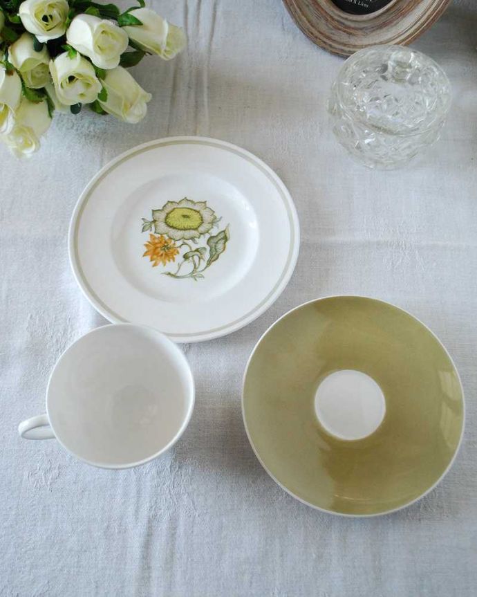 スージークーパー アンティーク雑貨 スージークーパーのアンティークカップ&ソーサートリオ、サンフラワー(Sunflower)。上から見るとこんな感じです状態のいいものだけを選んでいますが、アンティークなのでキズや欠けがある場合があります。(m-2518-z)