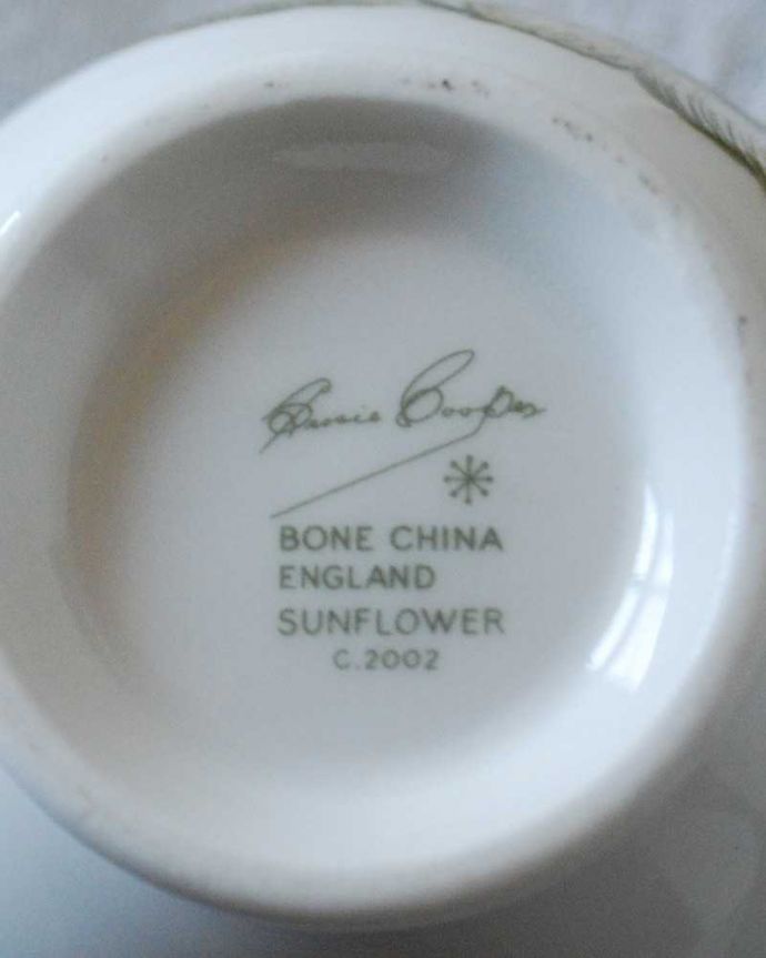 スージークーパー アンティーク雑貨 スージークーパーのアンティークカップ&ソーサートリオ、サンフラワー(Sunflower)。裏側には品質の証製造メーカー保証の意味がこもった窯印、ポーセリンマークがあります。(m-2518-z)