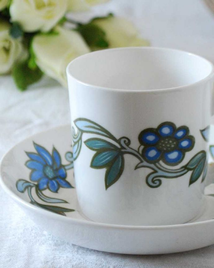 スージークーパー アンティーク雑貨 スージークーパーがデザインしたアンティークのコーヒーカップ&ソーサー(アールヌーボーブルー)。スージークーパーのアールヌーボーレトロ感漂う「アールヌーボー」とパターン名が付けられたデザイン。(m-2520-z)