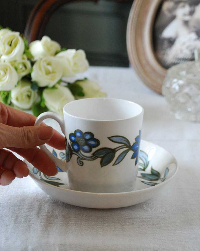 スージークーパー アンティーク雑貨 スージークーパーがデザインしたアンティークのコーヒーカップ&ソーサー(アールヌーボーブルー)。実用的に使って下さい眺めているだけじゃもったいないので、実用的に使って楽しんで下さい。(m-2520-z)