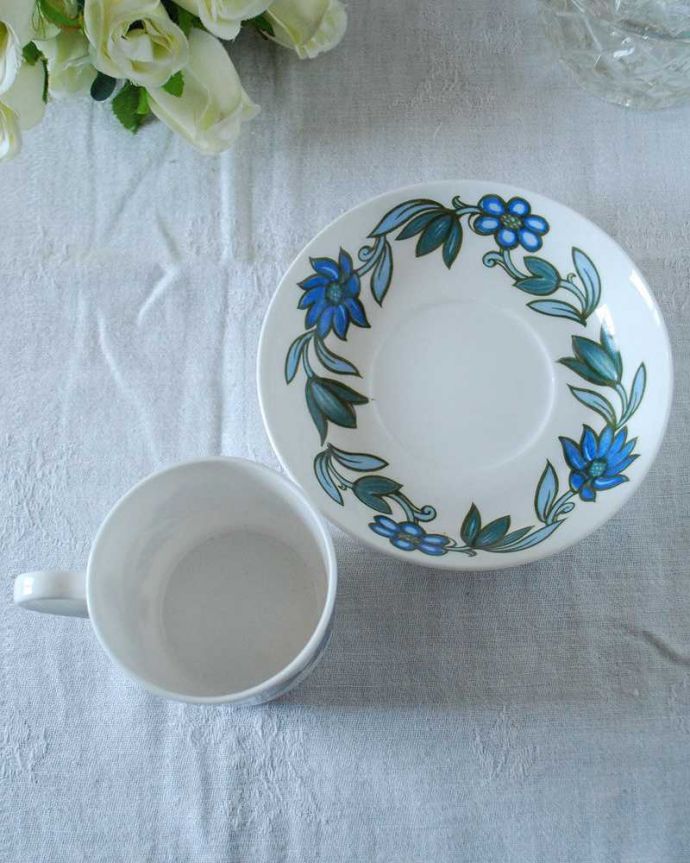 スージークーパー アンティーク雑貨 スージークーパーがデザインしたアンティークのコーヒーカップ&ソーサー(アールヌーボーブルー)。上から見るとこんな感じです状態のいいものだけを選んでいますが、アンティークなのでキズや欠けがある場合があります。(m-2520-z)