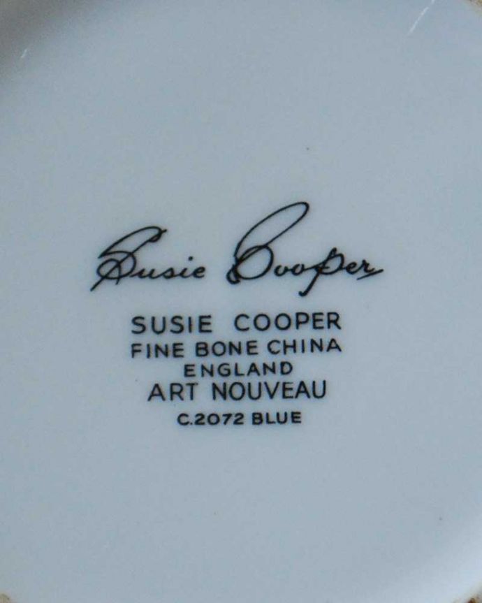 スージークーパー アンティーク雑貨 スージークーパーがデザインしたアンティークのコーヒーカップ&ソーサー(アールヌーボーブルー)。裏側のバックスタンプ1949~64年製造のスージークーパ―ボーンチャイナイングランドで使われていたバックスタンプが押されています。(m-2520-z)