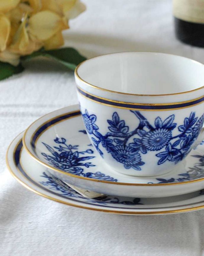 アンティーク 陶磁器の雑貨　アンティーク雑貨　藍色の花卉文が落ち着いた華やかさ、スポードのアンティークカップ＆ソーサートリオ 。飾って使って楽しむ小さなアンティークアンティークでしか手に入れることが出来ない美しい模様のカップ＆ソーサー。(m-2532-z)