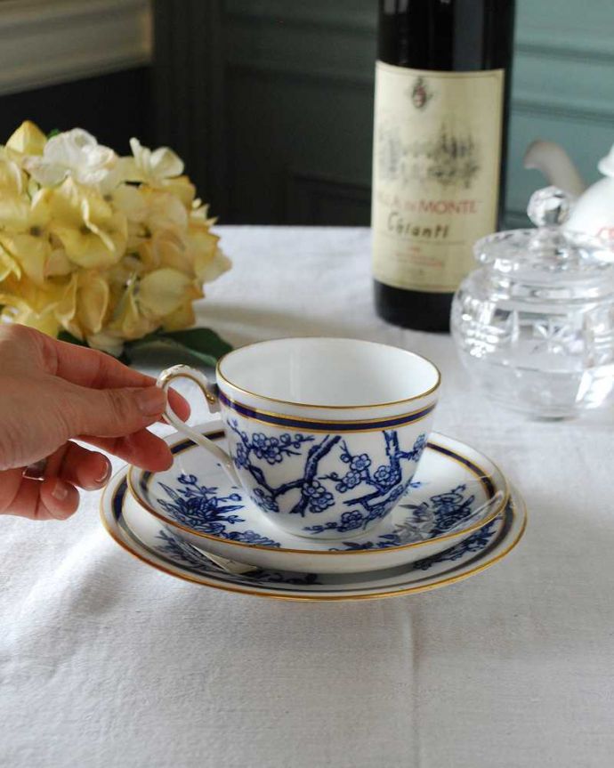 アンティーク 陶磁器の雑貨　アンティーク雑貨　藍色の花卉文が落ち着いた華やかさ、スポードのアンティークカップ＆ソーサートリオ 。お茶の時間をもっと優雅に･･･眺めているだけじゃもったいないので、実用的に使って下さい。(m-2532-z)