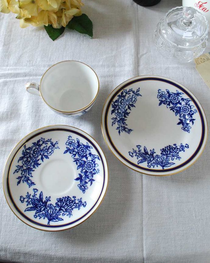 アンティーク 陶磁器の雑貨　アンティーク雑貨　藍色の花卉文が落ち着いた華やかさ、スポードのアンティークカップ＆ソーサートリオ 。上から見るとこんな感じです状態のいいものだけを選んでいますが、アンティークなのでキズや欠けがある場合があります。(m-2532-z)