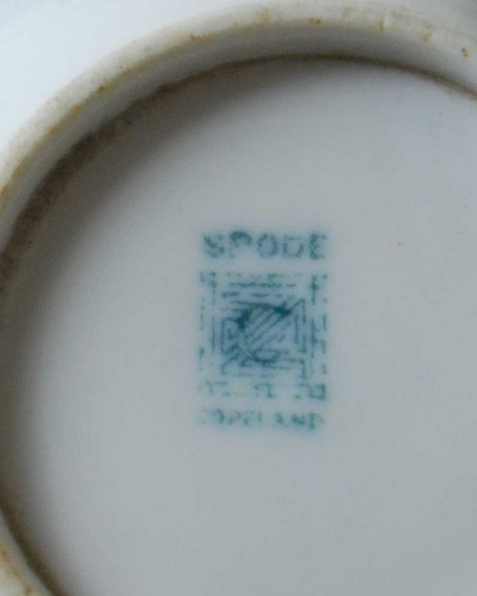 アンティーク 陶磁器の雑貨　アンティーク雑貨　藍色の花卉文が落ち着いた華やかさ、スポードのアンティークカップ＆ソーサートリオ 。裏側には品質の証製造メーカー保証の意味がこもった窯印、ポーセリンマークがあります。(m-2532-z)