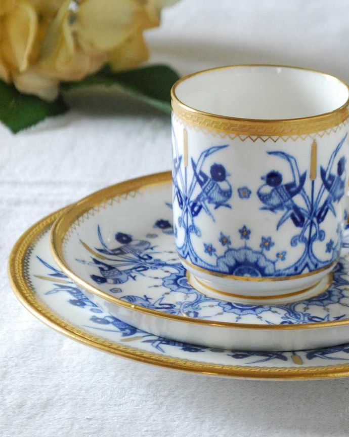 アンティーク 陶磁器の雑貨　アンティーク雑貨　英国の幻の名窯ブラウンフィールドが手掛けたアンティークのトリオ。飾って使って楽しむ小さなアンティークアンティークでしか手に入れることが出来ない美しい模様のカップ＆ソーサー。(m-2536-z)