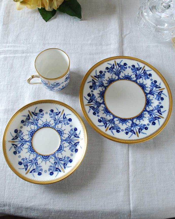 アンティーク 陶磁器の雑貨　アンティーク雑貨　英国の幻の名窯ブラウンフィールドが手掛けたアンティークのトリオ。上から見るとこんな感じです状態のいいものだけを選んでいますが、アンティークなのでキズや欠けがある場合があります。(m-2536-z)