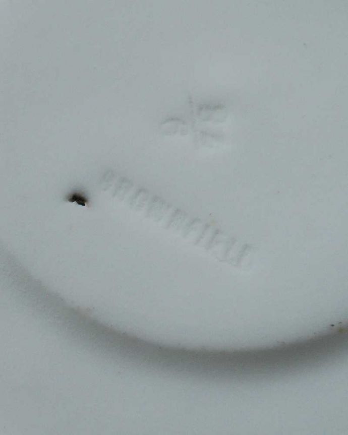 アンティーク 陶磁器の雑貨　アンティーク雑貨　英国の幻の名窯ブラウンフィールドが手掛けたアンティークのトリオ。裏側には品質の証製造メーカー保証の意味がこもった窯印、ポーセリンマークがあります。(m-2536-z)