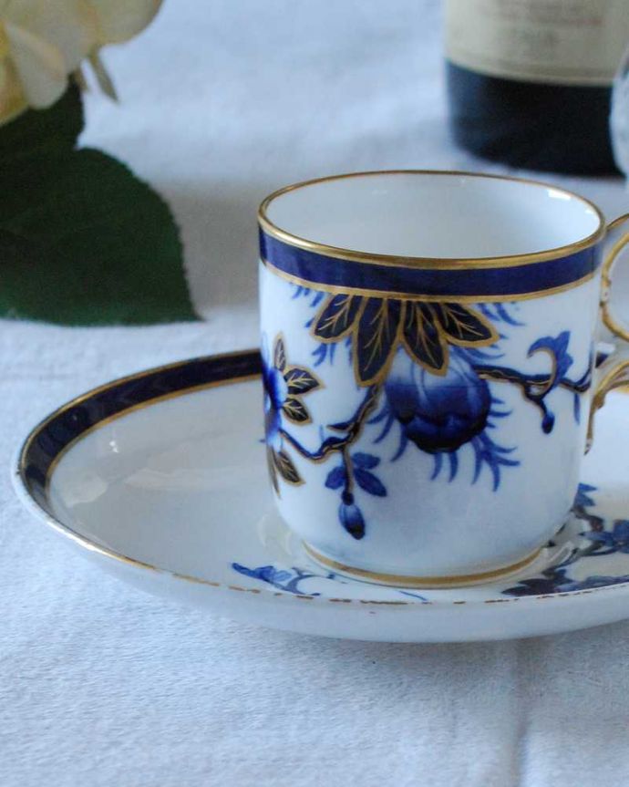 アンティーク 陶磁器の雑貨 アンティーク雑貨 シックなお花と金彩のコラボがかっこいいロイヤルウースターのアンティークカップ&ソーサー。飾って使って楽しむ小さなアンティークアンティークでしか手に入れることが出来ない美しい模様のカップ&ソーサー。(m-2538-z)