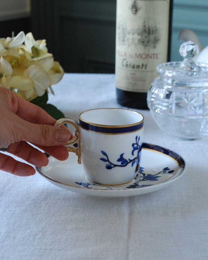 アンティーク 陶磁器の雑貨 アンティーク雑貨 シックなお花と金彩のコラボがかっこいいロイヤルウースターのアンティークカップ&ソーサー。お茶の時間をもっと優雅に・・・眺めているだけじゃもったいないので、実用的に使って下さい。(m-2538-z)