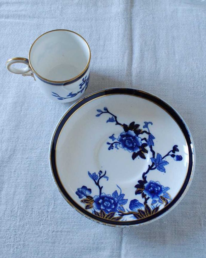 アンティーク 陶磁器の雑貨 アンティーク雑貨 シックなお花と金彩のコラボがかっこいいロイヤルウースターのアンティークカップ&ソーサー。上から見るとこんな感じです状態のいいものだけを選んでいますが、アンティークなのでキズや欠けがある場合があります。(m-2538-z)