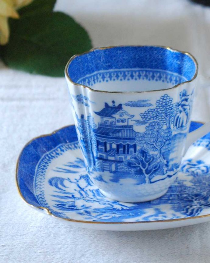 アンティーク 陶磁器の雑貨 アンティーク雑貨 英国コープランド(スポード)のシノワズリな雰囲気漂うアンティークのカップ&ソーサー。飾って使って楽しむ小さなアンティークアンティークでしか手に入れることが出来ない美しい模様のカップ&ソーサー。(m-2543-z)