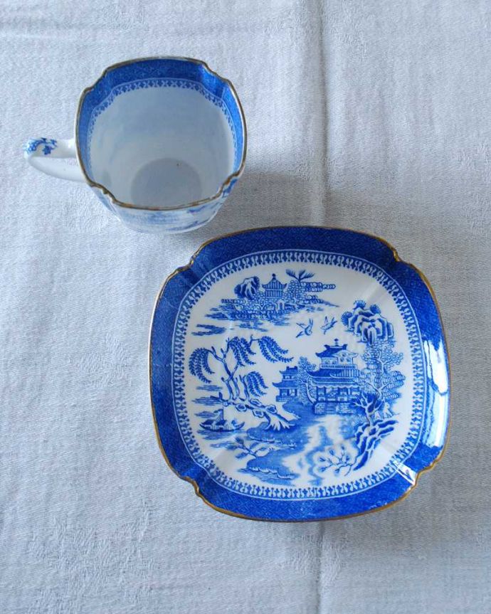 アンティーク 陶磁器の雑貨 アンティーク雑貨 英国コープランド(スポード)のシノワズリな雰囲気漂うアンティークのカップ&ソーサー。上から見るとこんな感じです状態のいいものだけを選んでいますが、アンティークなのでキズや欠けがある場合があります。(m-2543-z)