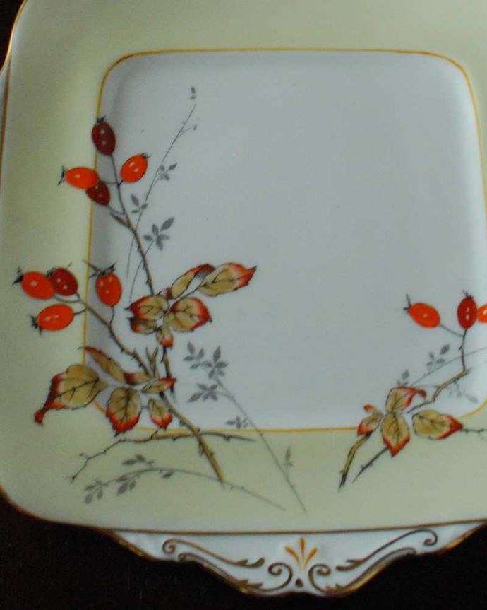 アンティーク 陶磁器の雑貨　アンティーク雑貨　イギリスで見つけたパラゴン窯のアンティークBBプレート。ティータイムでバター付きのパンを置くための一枚Bread＆Butterプレート、通称B＆Bプレートと呼ばれるお皿。(m-2552-z)