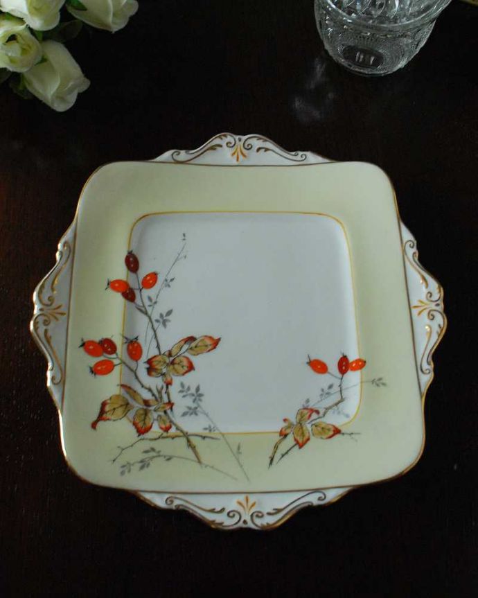 アンティーク 陶磁器の雑貨　アンティーク雑貨　イギリスで見つけたパラゴン窯のアンティークBBプレート。上から見るとこんな感じです状態のいいものだけを選んでいますが、アンティークなのでキズや欠けがある場合があります。(m-2552-z)