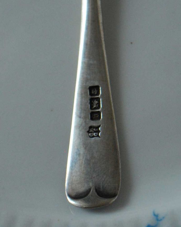 アンティーク シルバー製　アンティーク雑貨　英国で見つけた銀カトラリー、シェフィールド製のアンティーク純銀スプーン 。裏側には品質の証シェフィールドのホールマークがしっかり刻み込まれています。(m-2553-z)