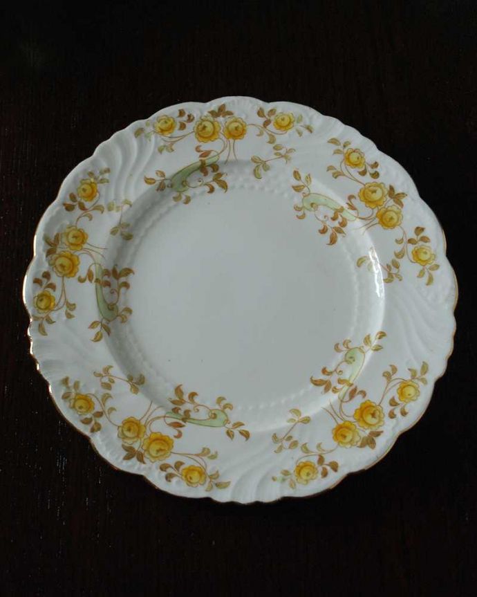 アンティーク 陶磁器の雑貨　アンティーク雑貨　パラゴン窯のアンティークプレート(金縁白地に黄色のお花)　。上から見るとこんな感じです状態のいいものだけを選んでいますが、アンティークなのでキズや欠けがある場合があります。(m-2555-z)