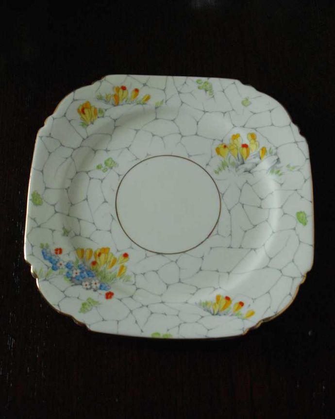 アンティーク 陶磁器の雑貨 アンティーク雑貨 可愛いお花たちが描かれたパラゴンの四角形アンティークプレート。上から見るとこんな感じです状態のいいものだけを選んでいますが、アンティークなのでキズや欠けがある場合があります。(m-2556-z)