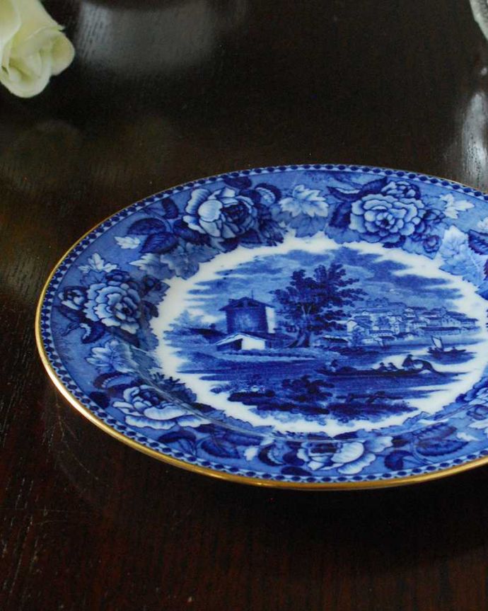 アンティーク 陶磁器の雑貨 アンティーク雑貨 眺めていたくなるお花×風景画が美しいウェッジウッドのアンティークプレート。一番使いやすいサイズのパンプレート食事の時、パンを乗せるために使われるプレートは、一番使いやすく実用的な大きさ。(m-2557-z)