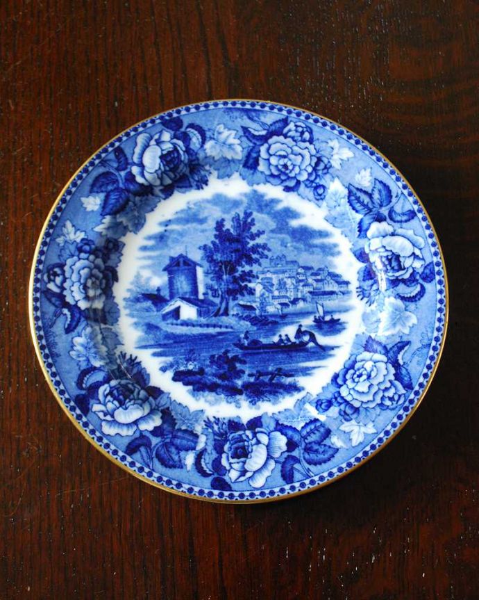 アンティーク 陶磁器の雑貨 アンティーク雑貨 眺めていたくなるお花×風景画が美しいウェッジウッドのアンティークプレート。上から見るとこんな感じです状態のいいものだけを選んでいますが、アンティークなのでキズや欠けがある場合があります。(m-2557-z)