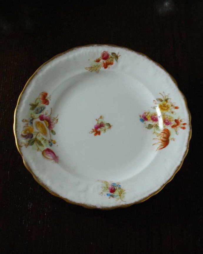 アンティーク 陶磁器の雑貨　アンティーク雑貨　1890年代のイギリスで見つけたお花のアンティークプレート（ウィリアムソン）。上から見るとこんな感じです状態のいいものだけを選んでいますが、アンティークなのでキズや欠けがある場合があります。(m-2562-z)