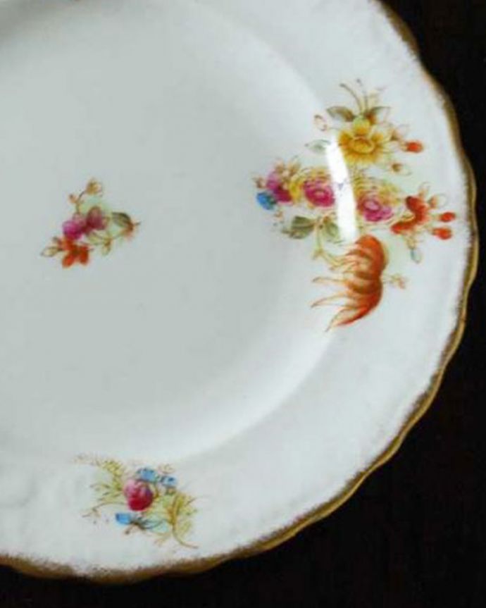 アンティーク 陶磁器の雑貨　アンティーク雑貨　1890年代のイギリスで見つけたお花のアンティークプレート（ウィリアムソン）。一番使いやすいサイズのパンプレート食事の時、パンを乗せるために使われるプレートは、一番使いやすく実用的な大きさ。(m-2562-z)
