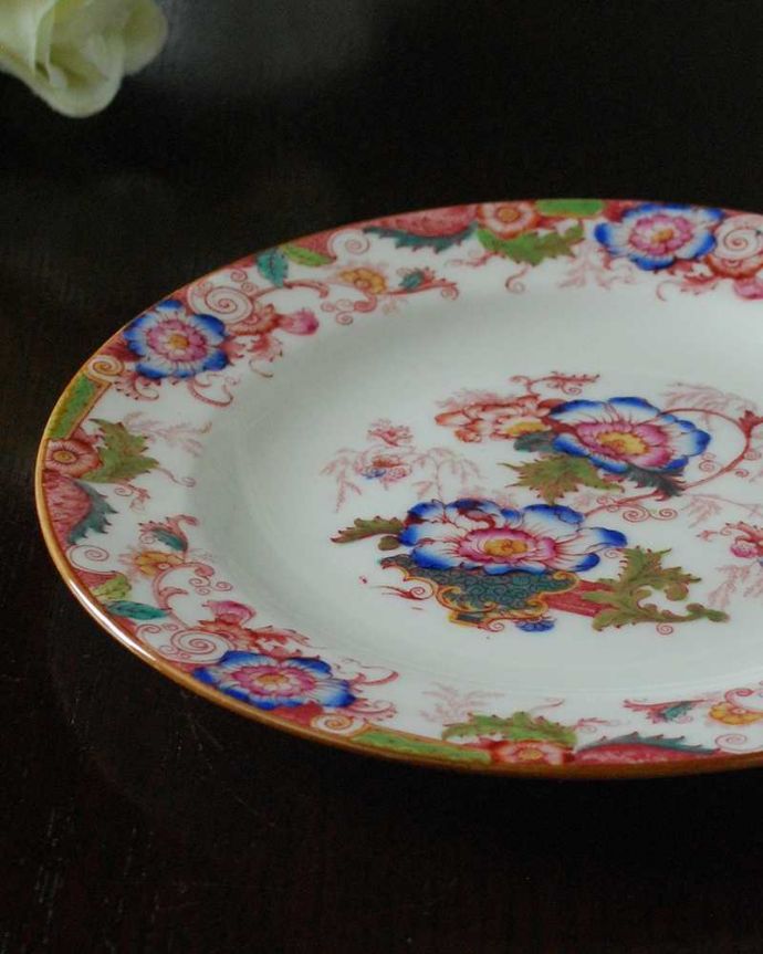 アンティーク 陶磁器の雑貨　アンティーク雑貨　イギリス輸入アンティーク雑貨、華やかな色遣いのお花が美しいコウルドン社製のプレート。一番使いやすいサイズのパンプレート食事の時、パンを乗せるために使われるプレートは、一番使いやすく実用的な大きさ。(m-2564-z)
