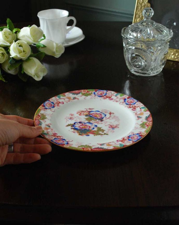 アンティーク 陶磁器の雑貨　アンティーク雑貨　イギリス輸入アンティーク雑貨、華やかな色遣いのお花が美しいコウルドン社製のプレート。飾って使って楽しむアンティーク実用的に一番使いやすいサイズ。(m-2564-z)