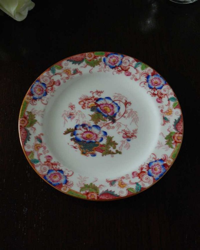 アンティーク 陶磁器の雑貨　アンティーク雑貨　イギリス輸入アンティーク雑貨、華やかな色遣いのお花が美しいコウルドン社製のプレート。上から見るとこんな感じです状態のいいものだけを選んでいますが、アンティークなのでキズや欠けがある場合があります。(m-2564-z)