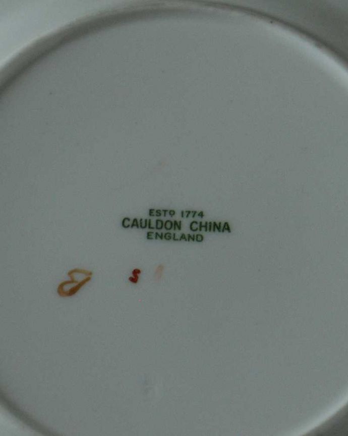 アンティーク 陶磁器の雑貨　アンティーク雑貨　イギリス輸入アンティーク雑貨、華やかな色遣いのお花が美しいコウルドン社製のプレート。裏側には品質の証製造メーカー保証の意味がこもった窯印、ポーセリンマークがあります。(m-2564-z)