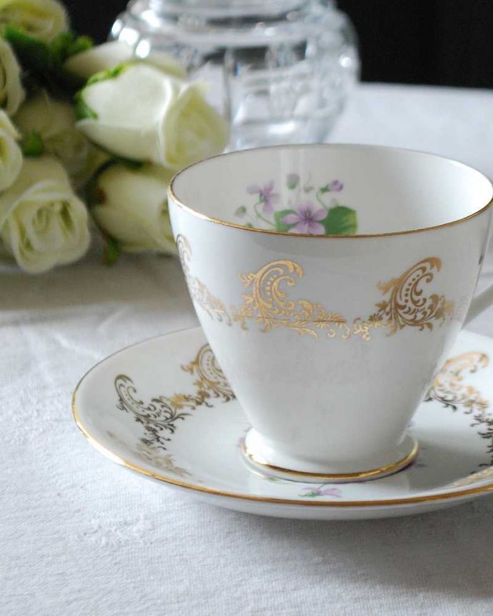 アンティーク 陶磁器の雑貨 アンティーク雑貨 イギリスで見つけたボーンチャイナのスミレ柄カップ&ソーサー(WINDSOR)。飾って使って楽しむ小さなアンティークアンティークでしか手に入れることが出来ない美しい模様のカップ&ソーサー。(m-2571-z)