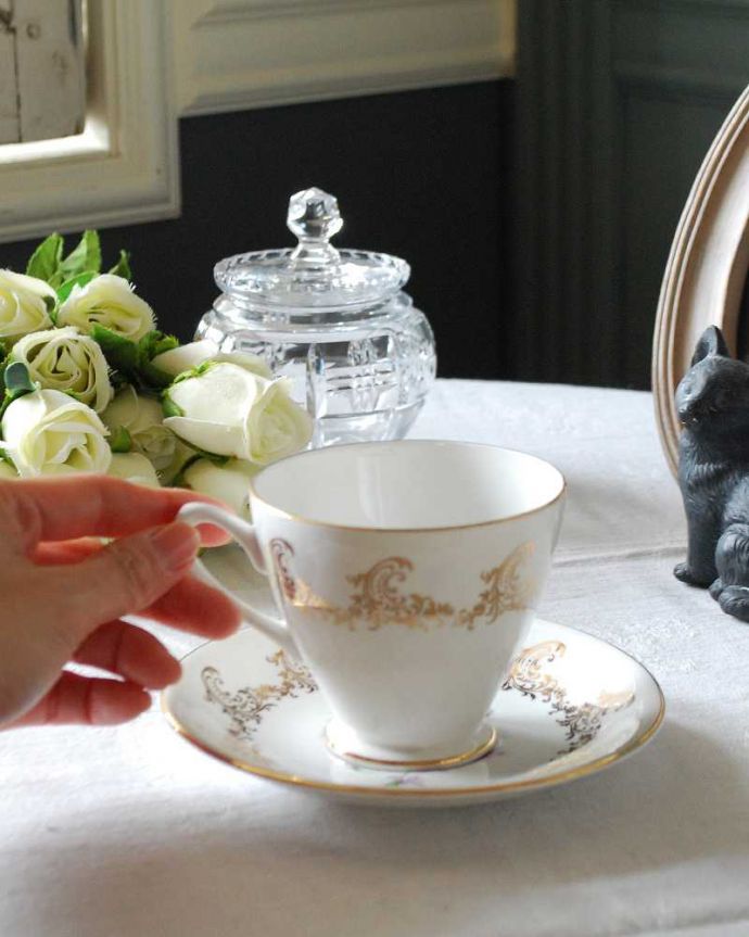 アンティーク 陶磁器の雑貨 アンティーク雑貨 イギリスで見つけたボーンチャイナのスミレ柄カップ&ソーサー(WINDSOR)。お茶の時間をもっと優雅に・・・眺めているだけじゃもったいないので、実用的に使って下さい。(m-2571-z)