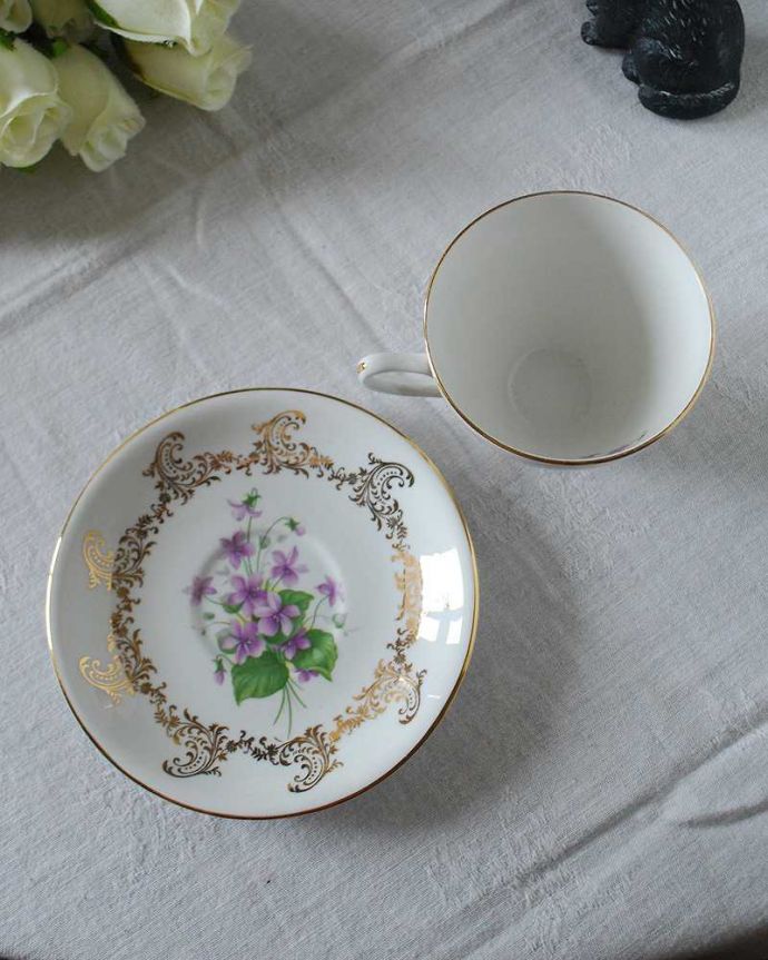 アンティーク 陶磁器の雑貨 アンティーク雑貨 イギリスで見つけたボーンチャイナのスミレ柄カップ&ソーサー(WINDSOR)。上から見るとこんな感じです状態のいいものだけを選んでいますが、アンティークなのでキズや欠けがある場合があります。(m-2571-z)