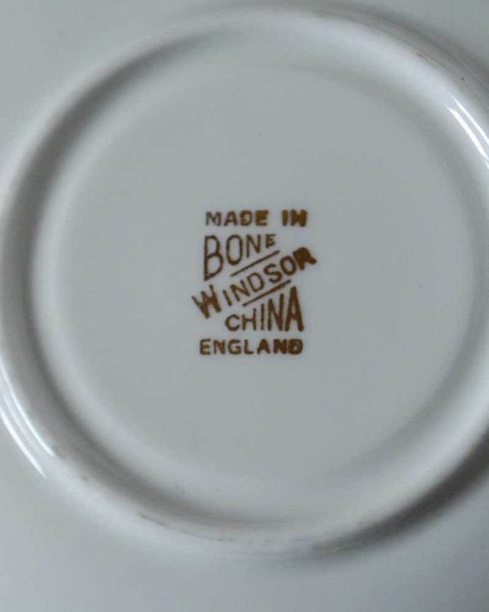 アンティーク 陶磁器の雑貨 アンティーク雑貨 イギリスで見つけたボーンチャイナのスミレ柄カップ&ソーサー(WINDSOR)。裏側には品質の証製造メーカー保証の意味がこもった窯印、ポーセリンマークがあります。(m-2571-z)