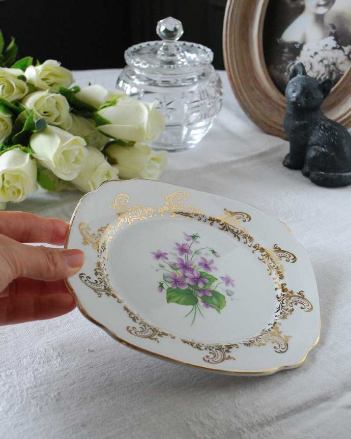 アンティーク 陶磁器の雑貨　アンティーク雑貨　イギリスで見つけたボーンチャイナのスミレ柄プレート（WINDSOR）。飾って使って楽しむアンティーク実用的に一番使いやすいサイズ。(m-2572-z)