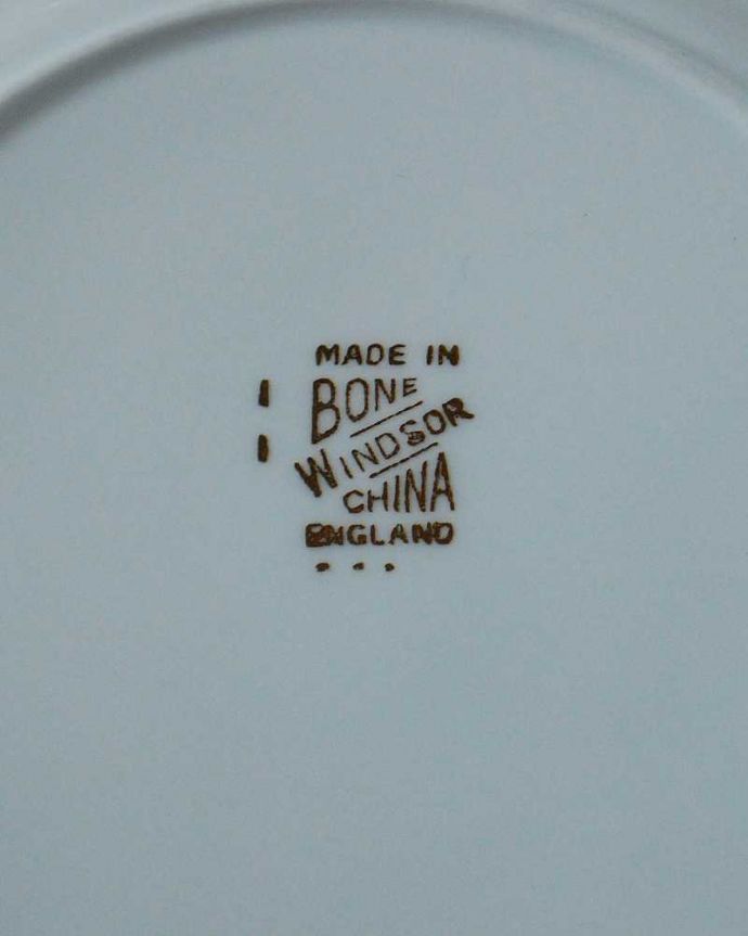 アンティーク 陶磁器の雑貨　アンティーク雑貨　イギリスで見つけたボーンチャイナのスミレ柄プレート（WINDSOR）。裏側には品質の証製造メーカー保証の意味がこもった窯印、ポーセリンマークがあります。(m-2572-z)