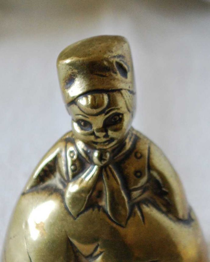 アンティーク 真鍮の雑貨 アンティーク雑貨 ディスプレイにも映える、イギリスアンティークの真鍮ベル。美しい真鍮で出来たベル使用人を呼ぶために日常的に使われていたベル。(m-2578-z)